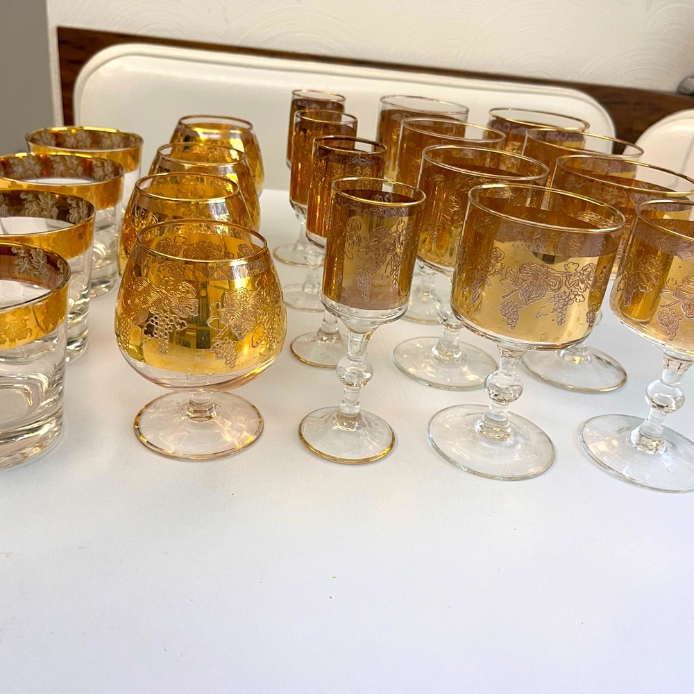 Crystal Italy gold band wine glass set of 20. Vintage 1970
